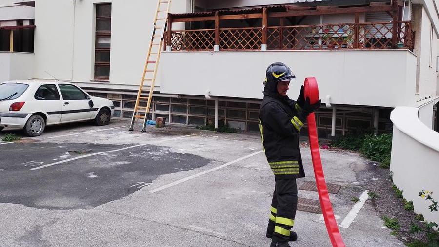 Un vigile del fuoco impegnato per domare le fiamme (foto Daniele Stefanini/Silvi)