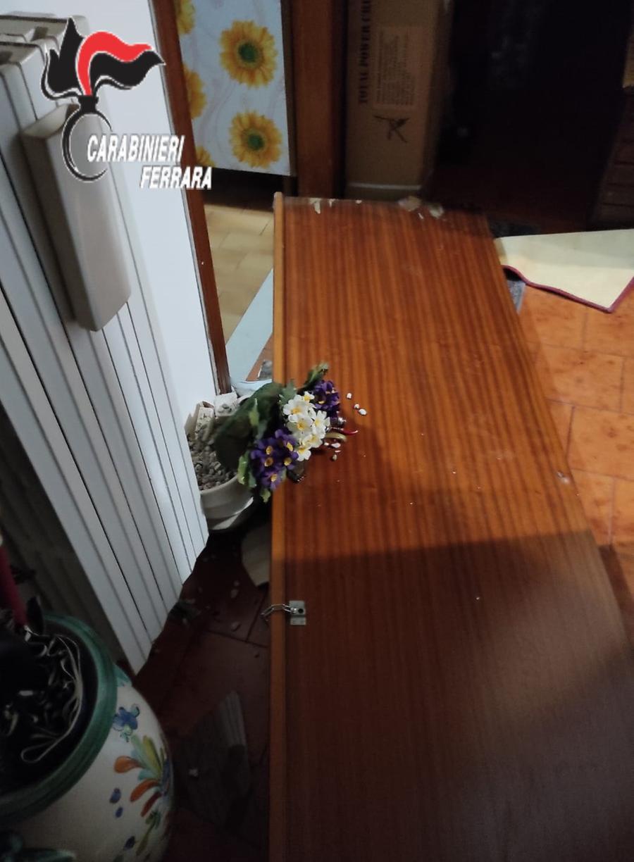 Migliarino, sfonda la porta di casa: arrestato dai carabinieri per violazione di domicilio