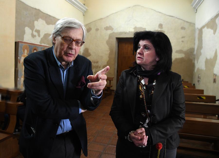 
	La maestra Francescangeli con Vittorio Sgarbi

