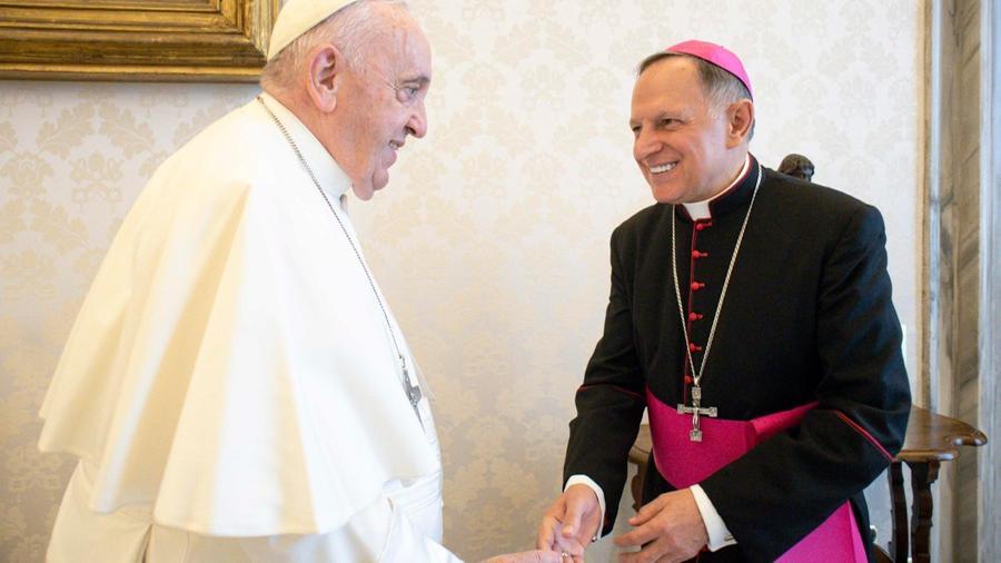 
	Papa Francesco con Monsignor&nbsp;Mieczysław Mokrzycki, arcivescovo di Leopoli

