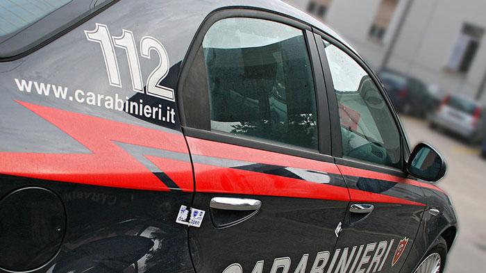 Ubriaco in auto sfonda il cancello della caserma dei carabinieri di Savignano. Arrestato