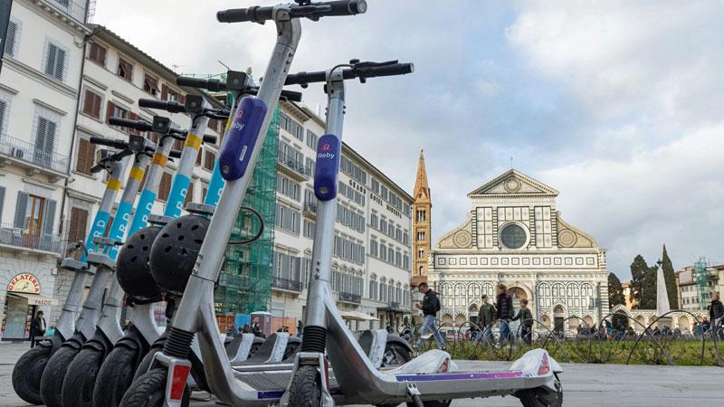 Vigili, a Firenze le unità di quartiere. E riparte la guerra ai monopattini
