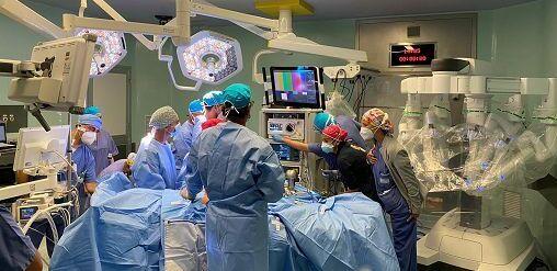 Prato, primo intervento di chirurgia robotica per asportare il colon a un paziente oncologico