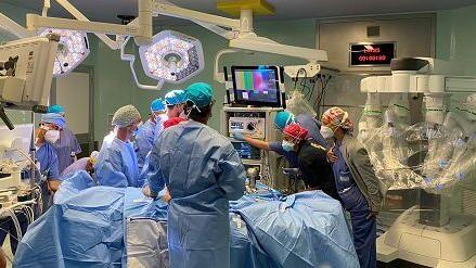 Prato, primo intervento di chirurgia robotica per asportare il colon a un paziente oncologico