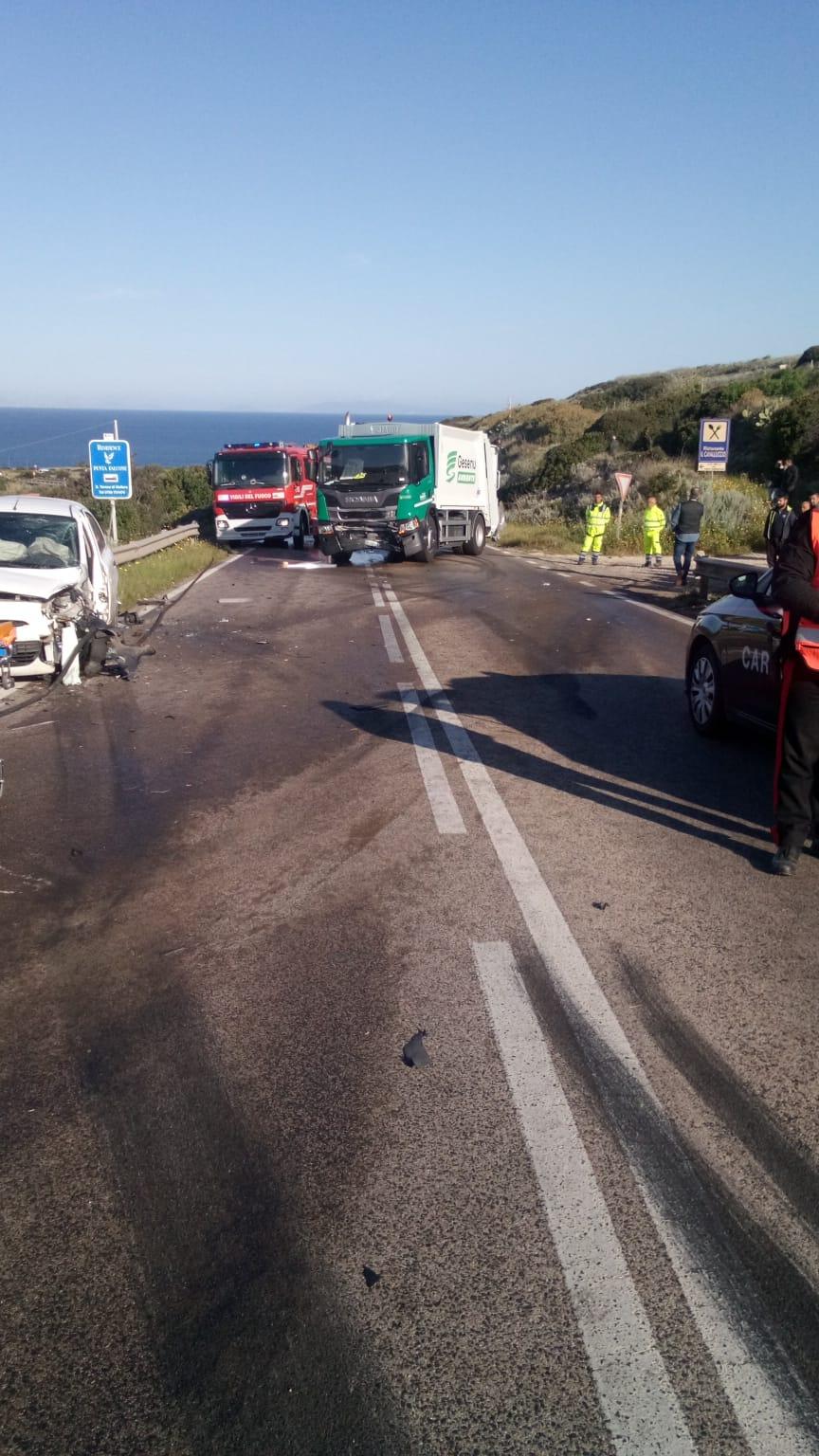 Tragedia sulla Castelsardo-Santa Teresa: muore un 65enne nell’auto finita nella scarpata dopo lo scontro con un camion