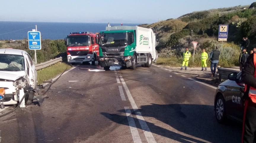 Tragedia sulla Castelsardo-Santa Teresa: muore un 65enne nell’auto finita nella scarpata dopo lo scontro con un camion