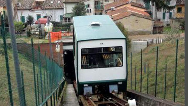 Certaldo, la Funicolare ferma per tre ore a Pasqua. E i commercianti protestano