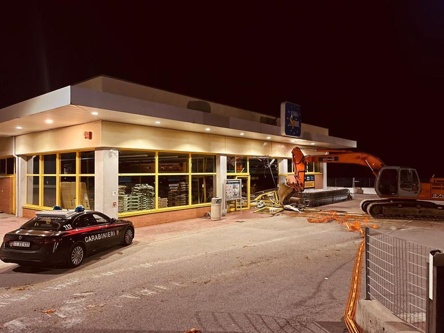 Con l’escavatore rubato tentato il colpo in un market di Lanusei, ma il muro preso d’assalto crolla e i banditi scappano