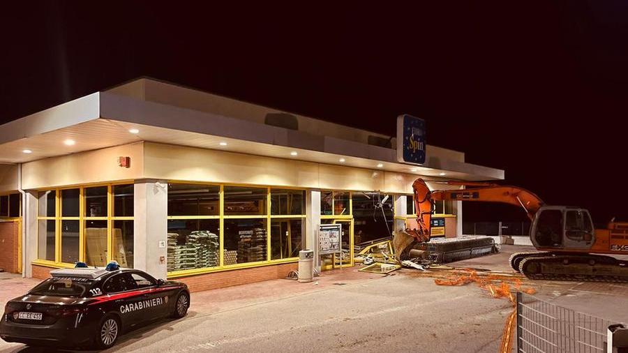 Con l’escavatore rubato tentato il colpo in un market di Lanusei, ma il muro preso d’assalto crolla e i banditi scappano
