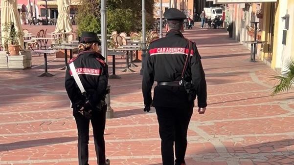 Porto Azzurro, approfitta di una donna malata per farsi consegnare 300 euro