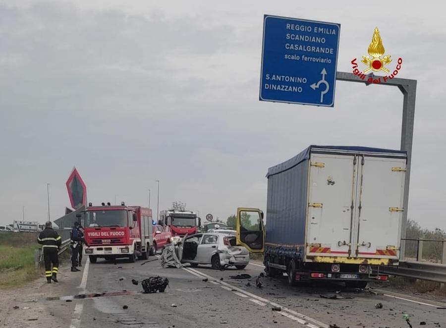 Casalgrande, scontro tra quattro mezzi: due feriti