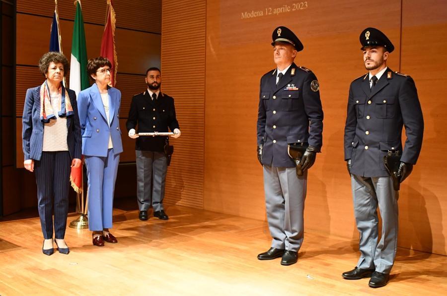 Modena festeggia la Polizia tra gli studenti del Corni. Encomi e onorificenze ai poliziotti che si sono distinti in azione