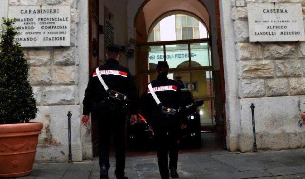 Si getta in Arno a Pisa per evitare un controllo, poi aggredisce i carabinieri