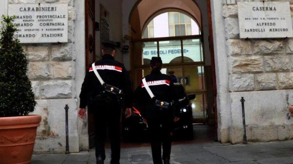 Si getta in Arno a Pisa per evitare un controllo, poi aggredisce i carabinieri