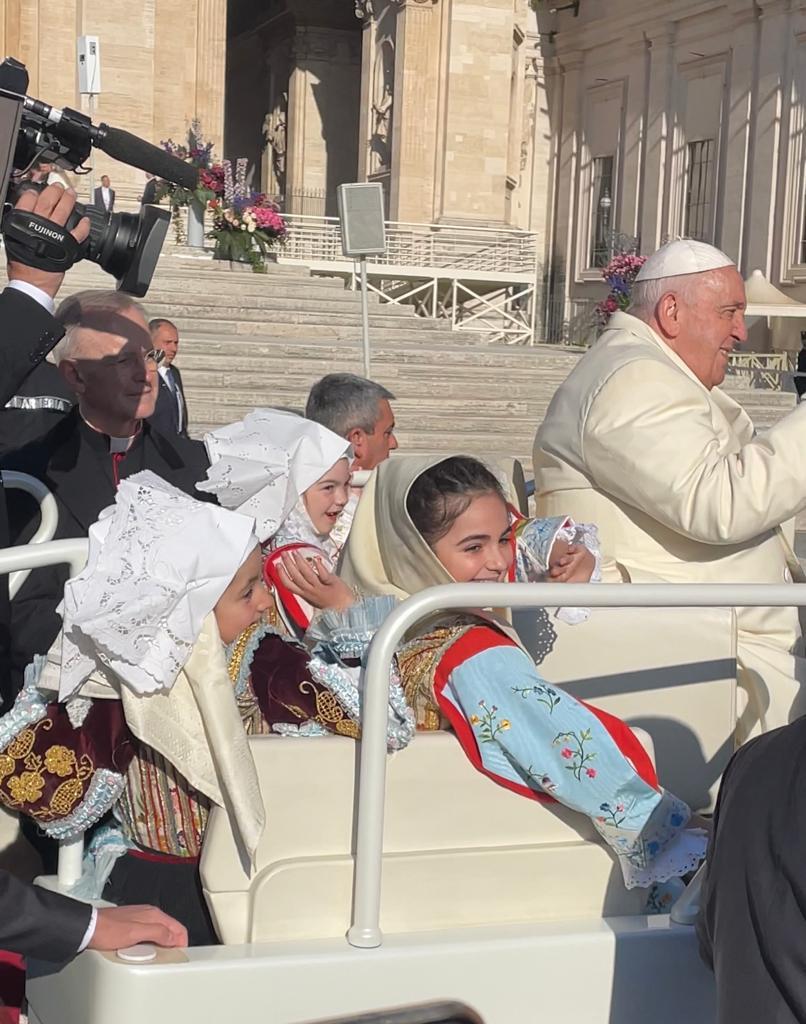 Sette piccoli sennoresi in Vaticano: la felicità è un giro sulla papamobile con Papa Francesco per amico