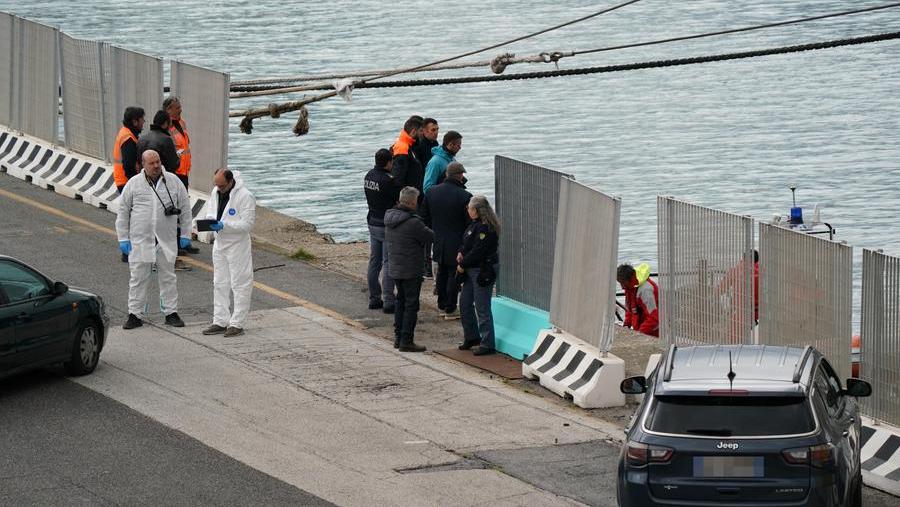Il recupero del corpo (foto Franco Silvi)