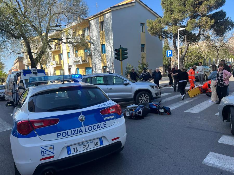 Sassari, 15enne su uno scooter si schianta contro un’auto in viale Umberto