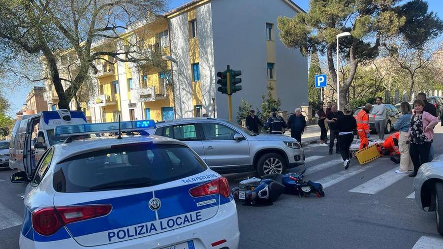 Sassari, 15enne su uno scooter si schianta contro un’auto in viale Umberto