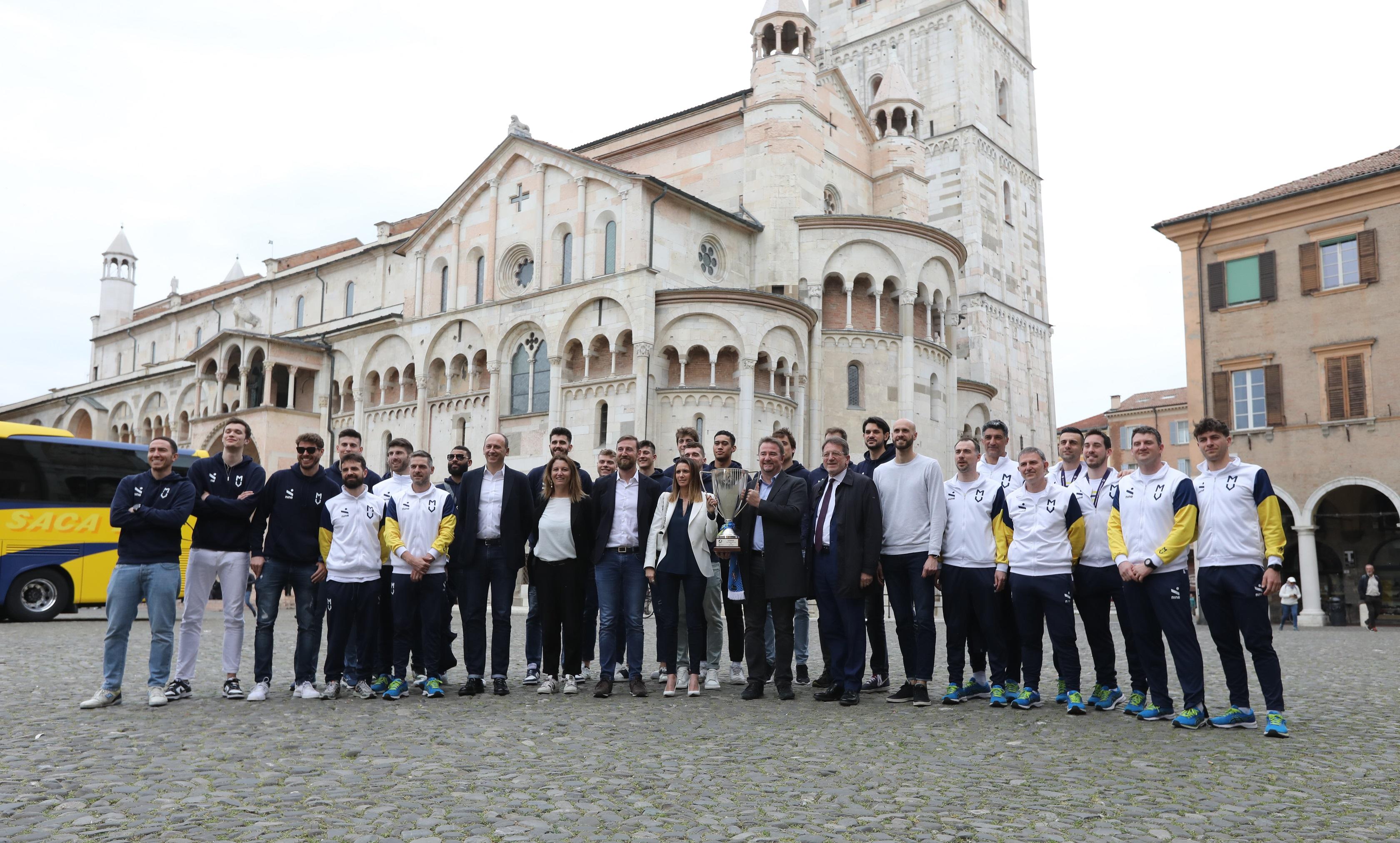 Modena volley in Municipio&nbsp; con la Coppa Cev Il sindaco: «Risultato straordinario» 