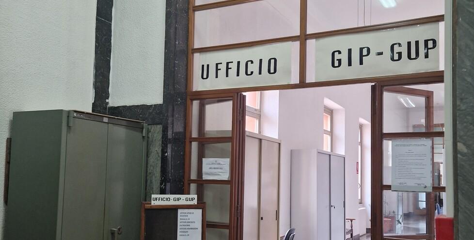 Sassari, abusi su un’alunna tredicenne: professore patteggia due anni 