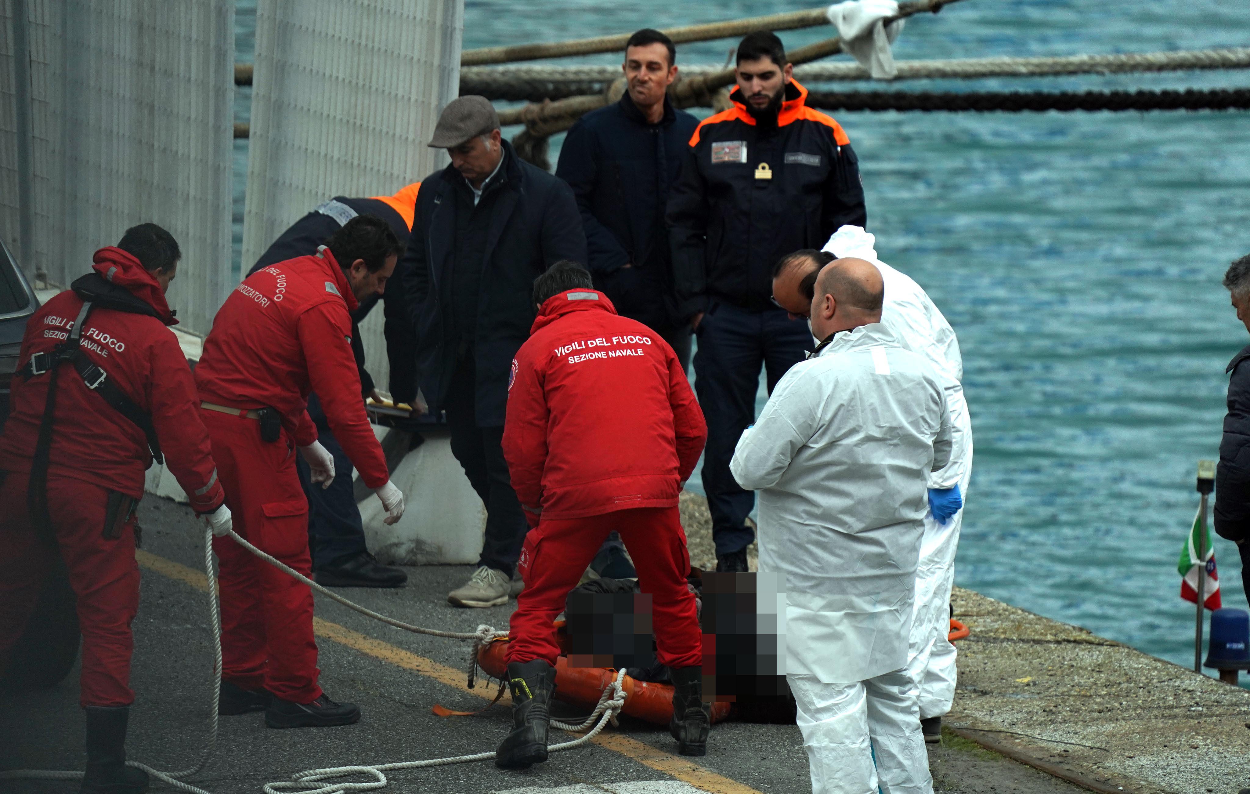 Il recupero del cadavere del settantaseienne (foto Franco Silvi)