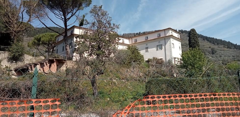 Prato, bella e impossibile: la villa abbandonata da 20 anni che nessuno vuole