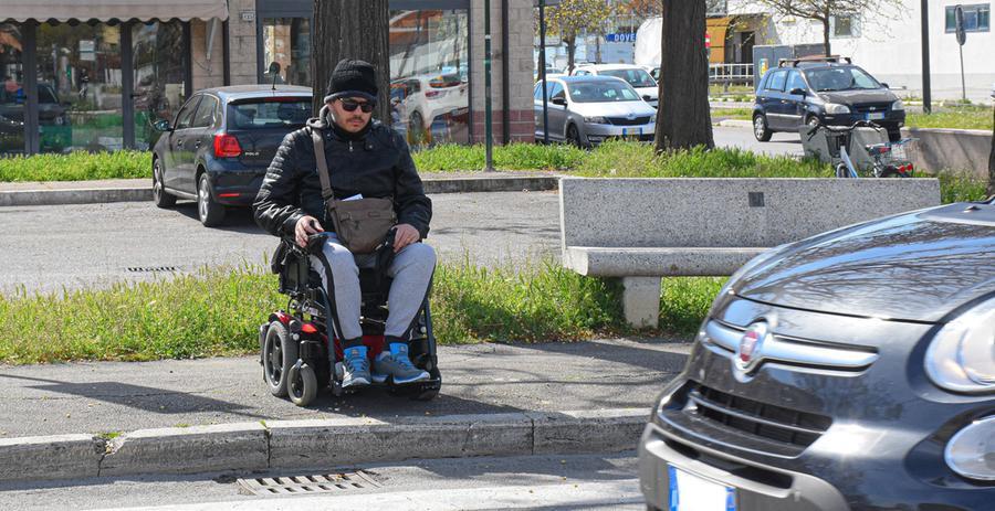 Grosseto, il marciapiede è un colabrodo: disabile in carrozzina viene urtato da un'auto. Poi gli arriva anche anche la multa – Video