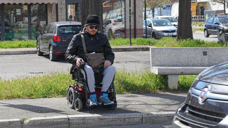 Grosseto, il marciapiede è un colabrodo: disabile in carrozzina viene urtato da un'auto. Poi gli arriva anche anche la multa – Video