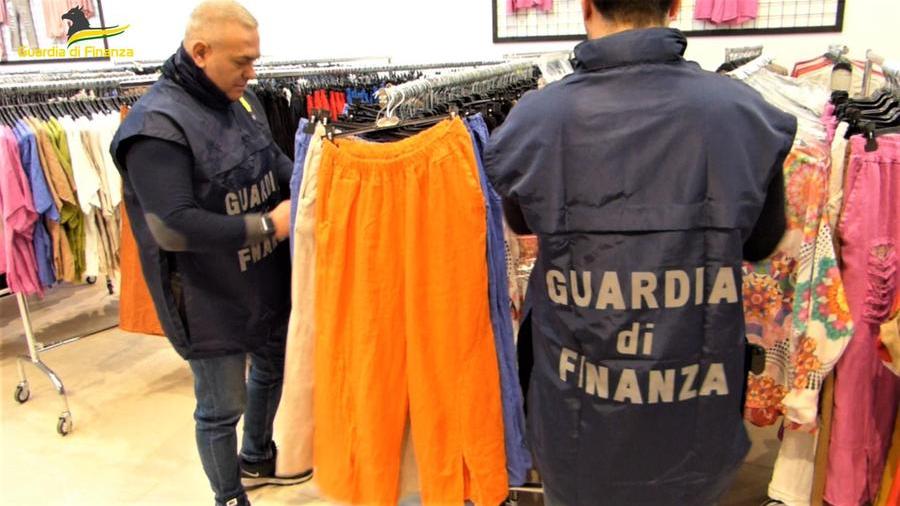 Prato, indumenti senza l’indicazione del produttore: sequestrato oltre 1 milione di capi nei pronto moda – Video