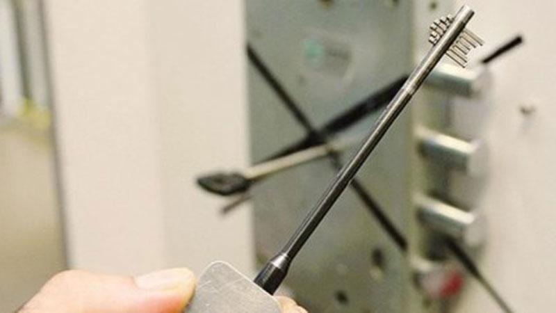 Ladri svuotano casa e cassaforte. Per il furto usano la chiave magica