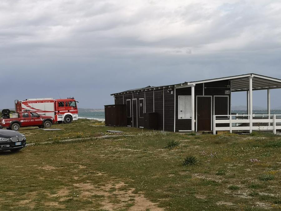 
	Mezzi dei vigili del fuoco nella spiaggia di Ezzi Mannu

