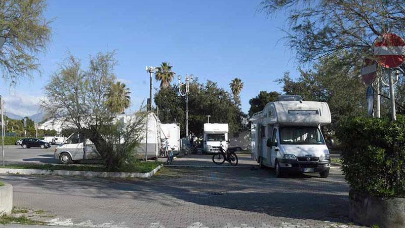 I camperisti vincono il ricorso: via i divieti da Marina di Massa