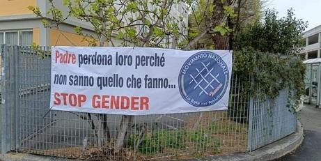 Striscione “no gender” al liceo di Prato che consente la carriera alias