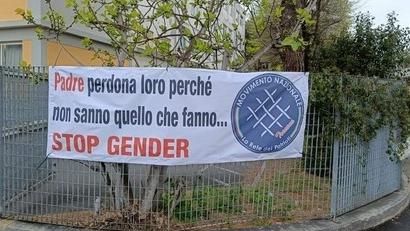 Striscione “no gender” al liceo di Prato che consente la carriera alias
