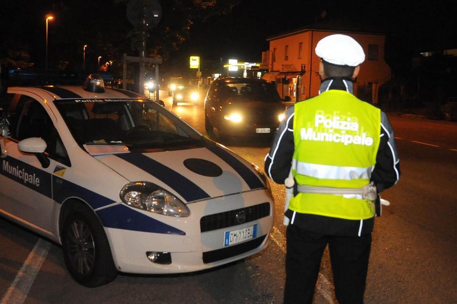 Modena. E’ senza patente: la presenta in seguito, ma è falsa