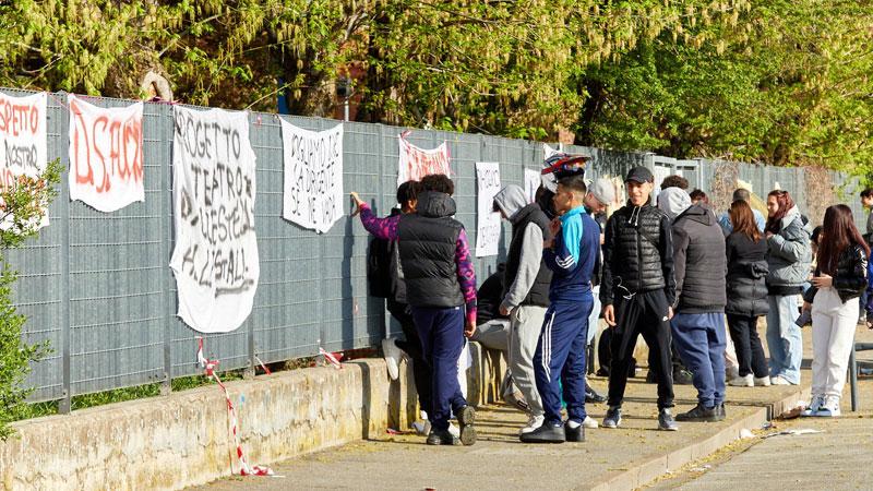 «Mancano luoghi per le assemblee», proteste al Ferraris: la dirigente invita la sindaca per un sopralluogo