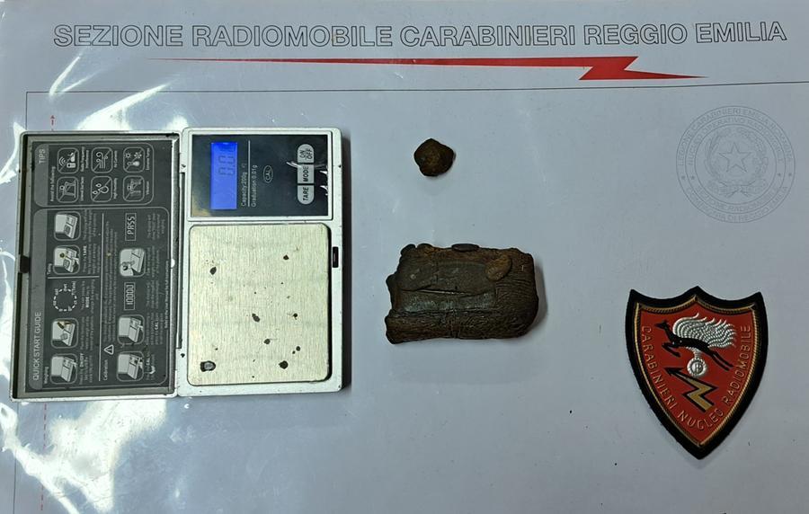 Trovato con la droga e un bilancino di precisione: spacciatore denunciato