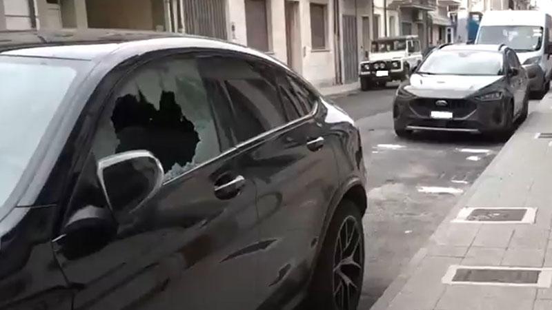 Spaccano i vetri delle auto per rubare, presi di mira anche i giochi dei bimbi