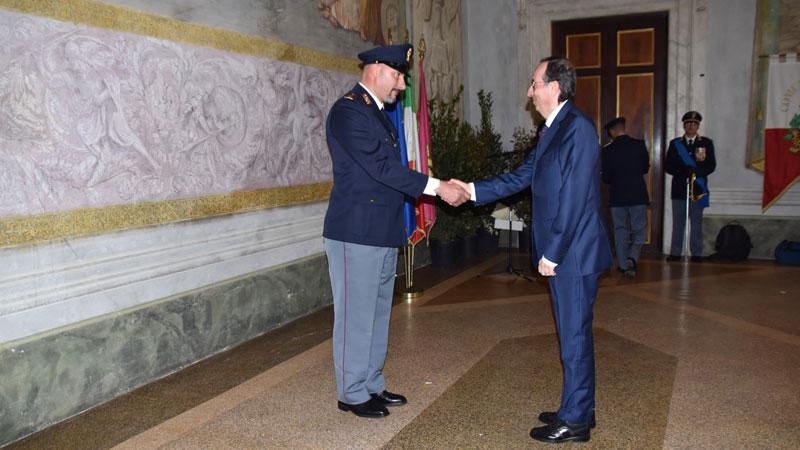 Ingoia un fermaglio, bimba di 10 mesi salvata da due poliziotti