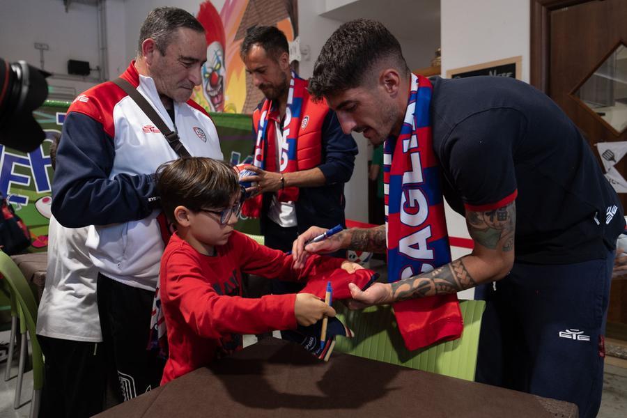 
	Caccia agli autografi dei piccoli supporter rossobl&ugrave; a Sestu (foto mario rosas)

