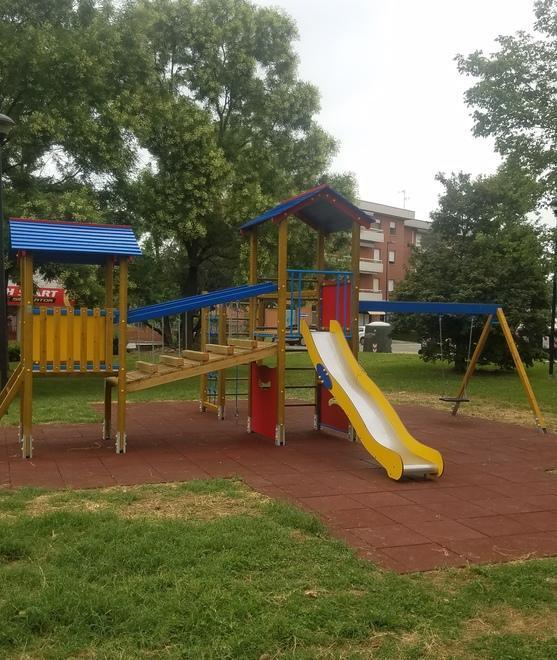 Modena. Casette, altalene e scivoli nuovi per i bimbi delle scuole