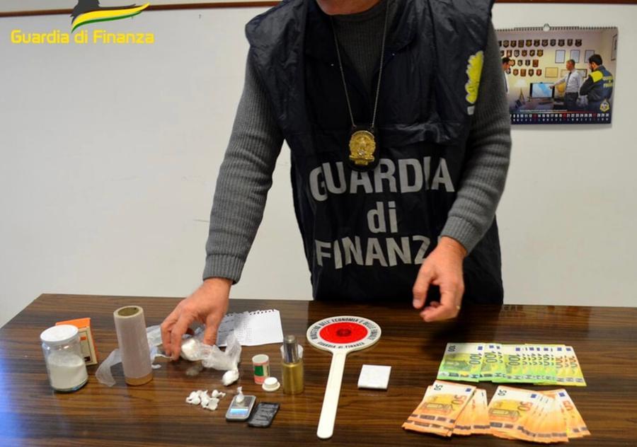 Vende hashish a un marittimo, arrestato un livornese: a casa anche la cocaina