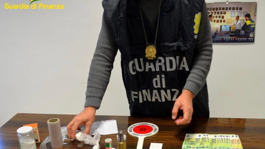 Vende hashish a un marittimo, arrestato un livornese: a casa anche la cocaina