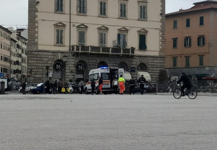 
	L'ambulanza della Svs in piazza della Repubblica insieme alla municipale

