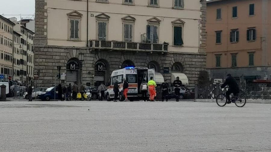 L'ambulanza della Svs in piazza della Repubblica insieme alla municipale