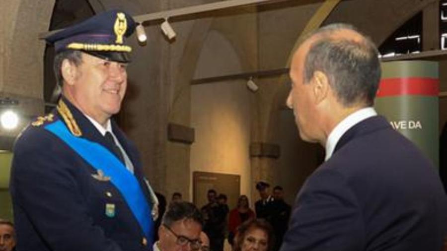 Il primo dirigente Virgilio Russo premiato dal Questore Gaetano Bonaccorso (Foto Teta/Muzzi)