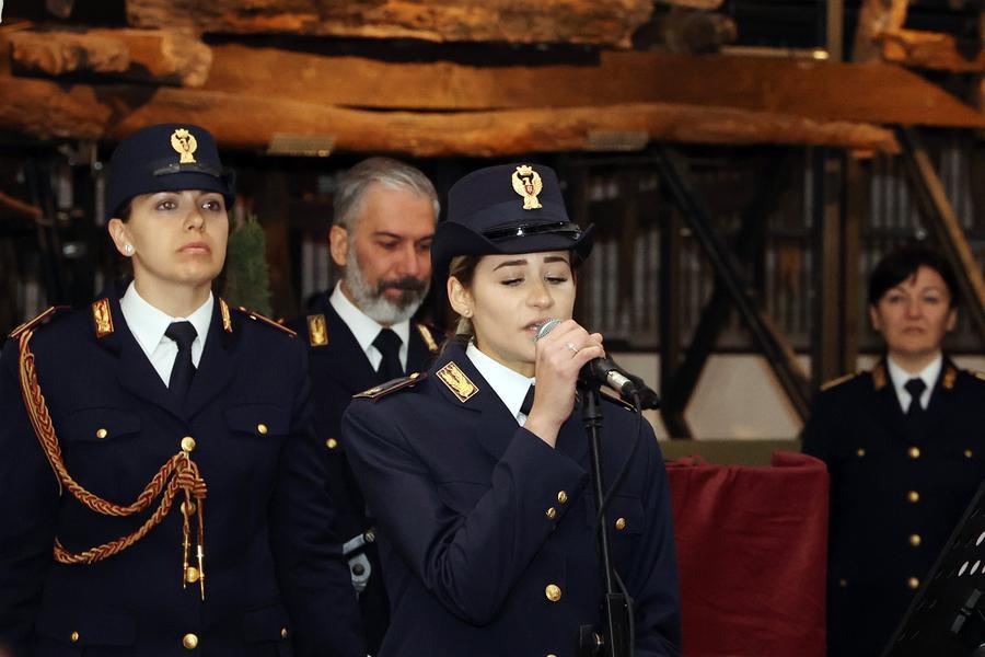 
	L'agente Marica Fortugno canta durante la festa per i 171 anni della polizia agli Arsenali medicei, a Pisa (Foto Teta/Muzzi)

