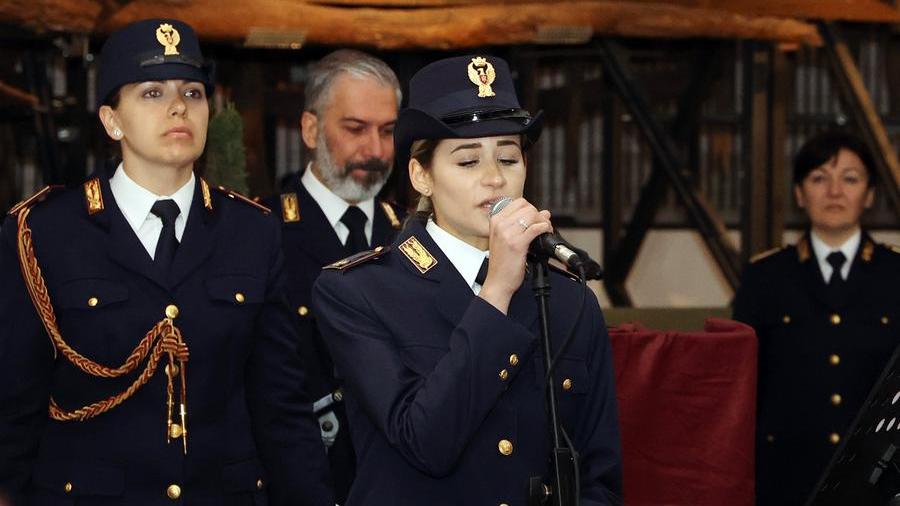 L'agente Marica Fortugno canta durante la festa per i 171 anni della polizia agli Arsenali medicei, a Pisa (Foto Teta/Muzzi)