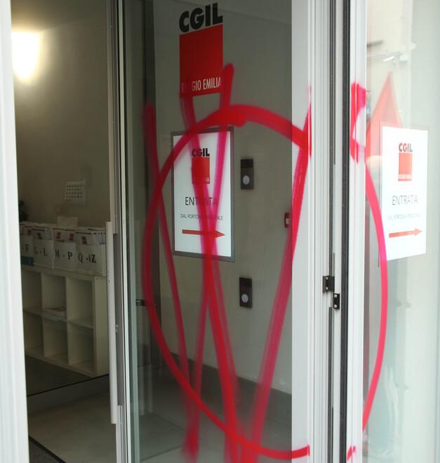 Attacco no vax nella sede della Cgil, immediato il presidio dei militanti