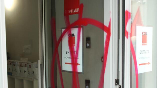 Attacco no vax nella sede della Cgil, immediato il presidio dei militanti